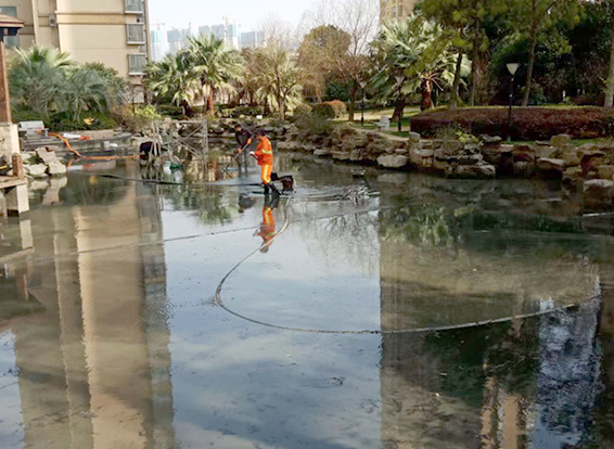 五大连池景观池淤泥清理