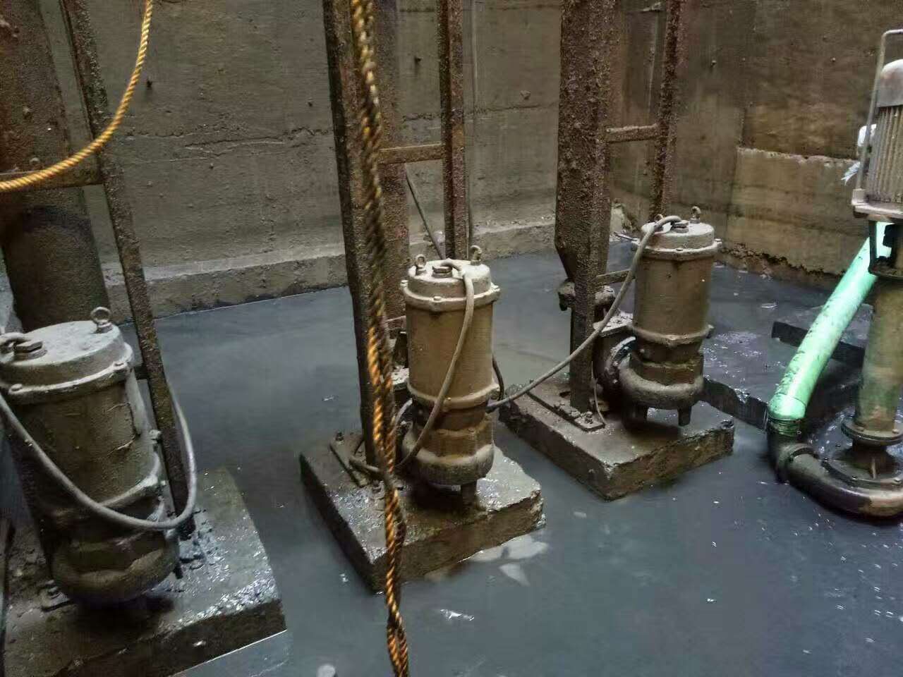 五大连池污水池清理